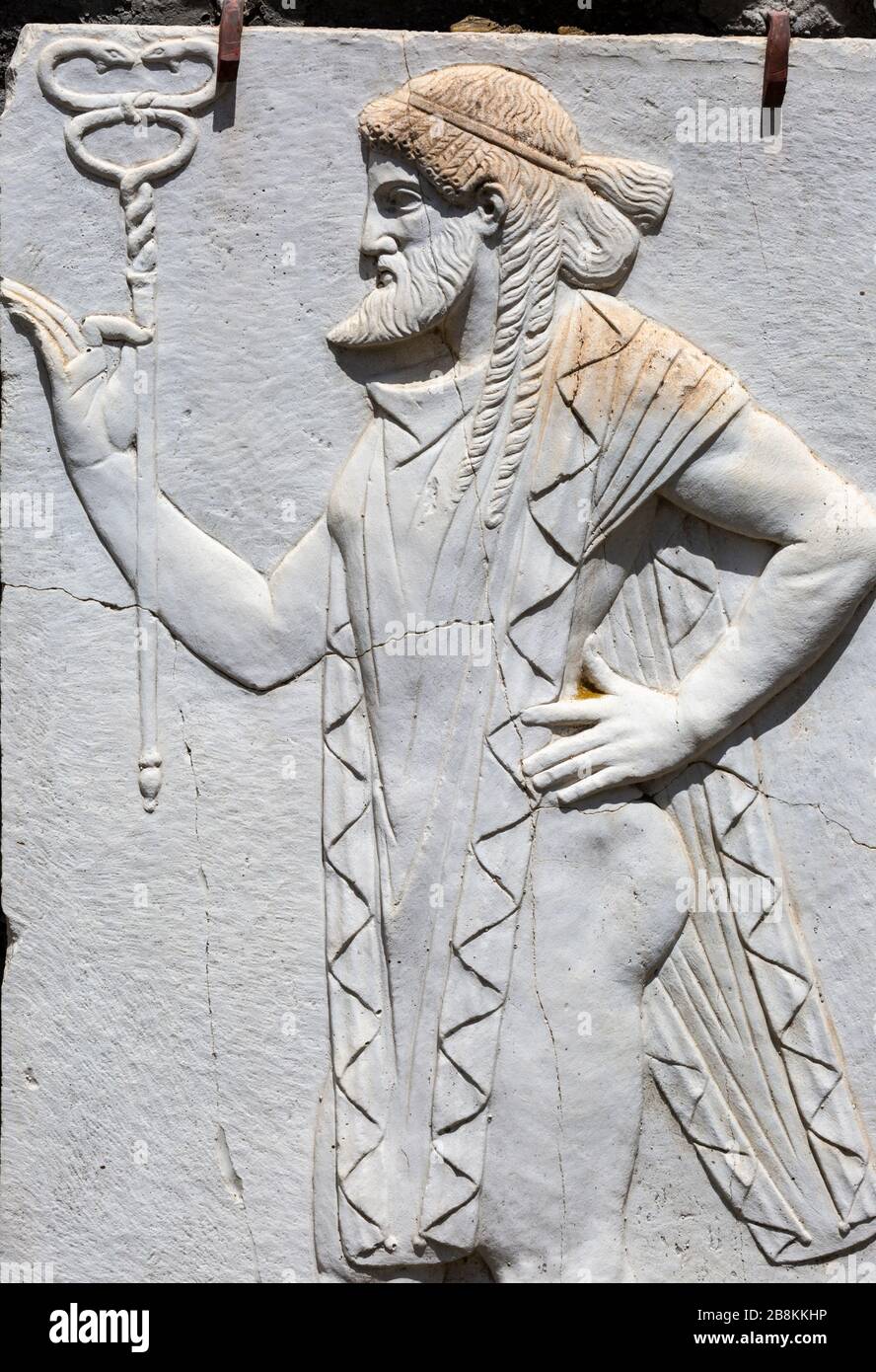 Scultura di un antico uomo di barba nella città romana di Ercolano distrutta da un'eruzione piroclastica nel 79 d.C., Campania, Italia. Foto Stock