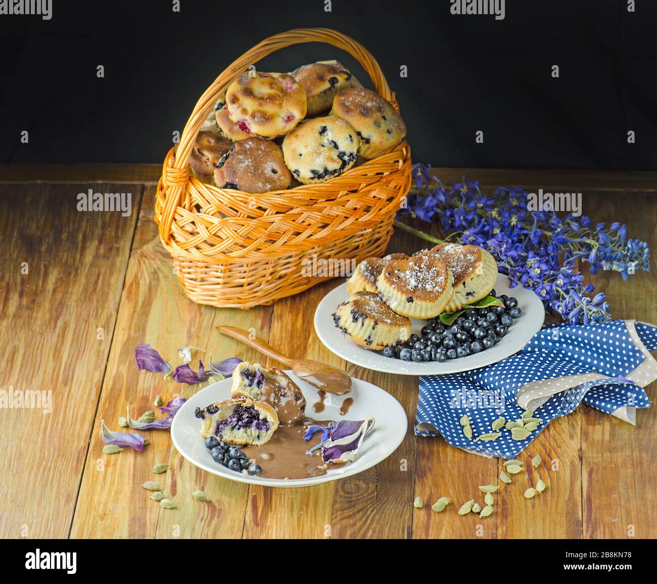 Muffin al mirtillo con frutti di bosco freschi. Muffin con mirtilli su un tavolo di legno Foto Stock