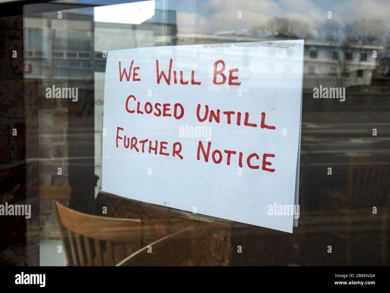 scritto a mano, saremo chiusi fino a nuovo segnale di avviso nella finestra di un ristorante caffetteria a causa del covid-19 in glengormley newtownabbey irlanda del nord regno unito Foto Stock