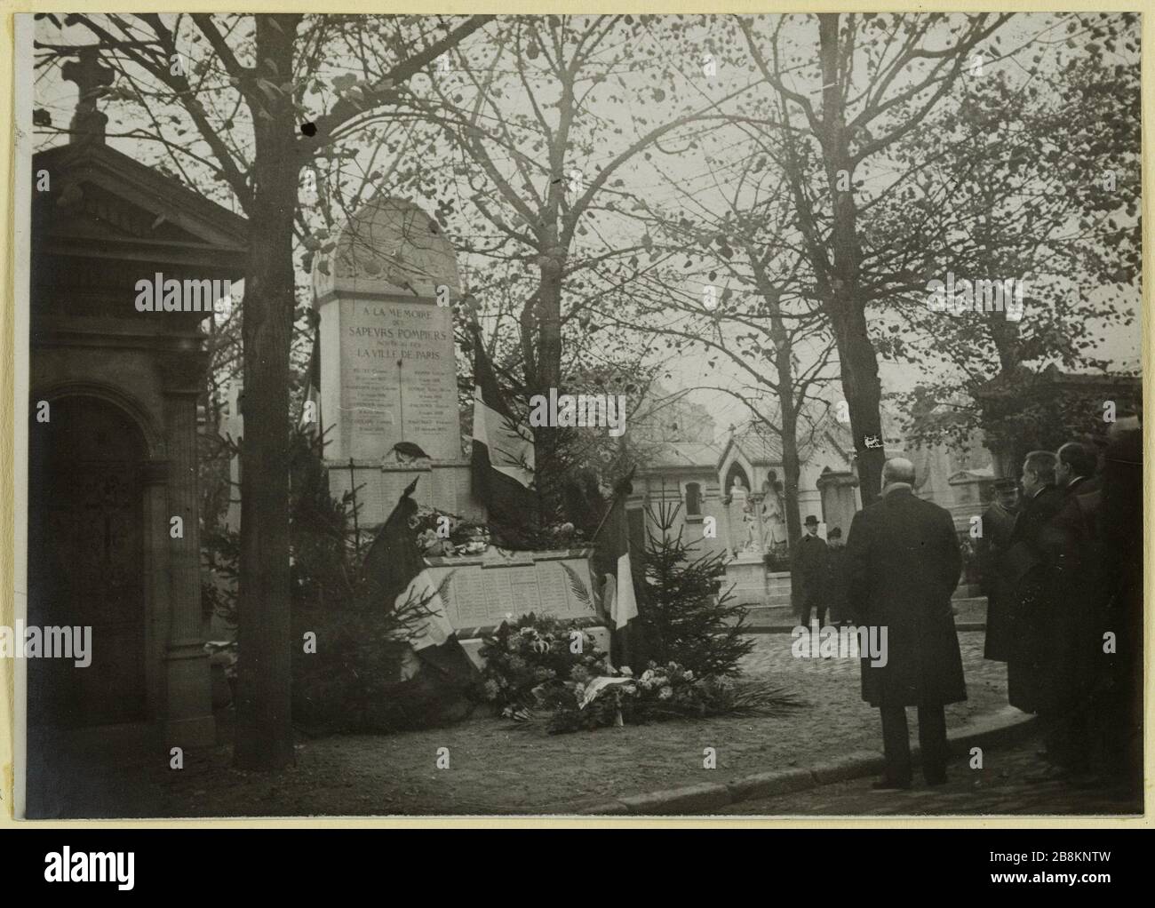 La Giornata dei Santi in cimiteri presso il monumento dei vigili del fuoco. Meditazione davanti ai pompieri commemorativi a Halloween, Parigi, durante la seconda guerra mondiale Anonyme. Le jour de la Toussaint dans les cimetières au Monument des sapeurs-pompiers. Recueillement devant le Monument aux morts des sapeurs-pompiers. Parigi, durant la Première Guerre mondiale. Musée Carnavalet, Histoire de Paris Foto Stock