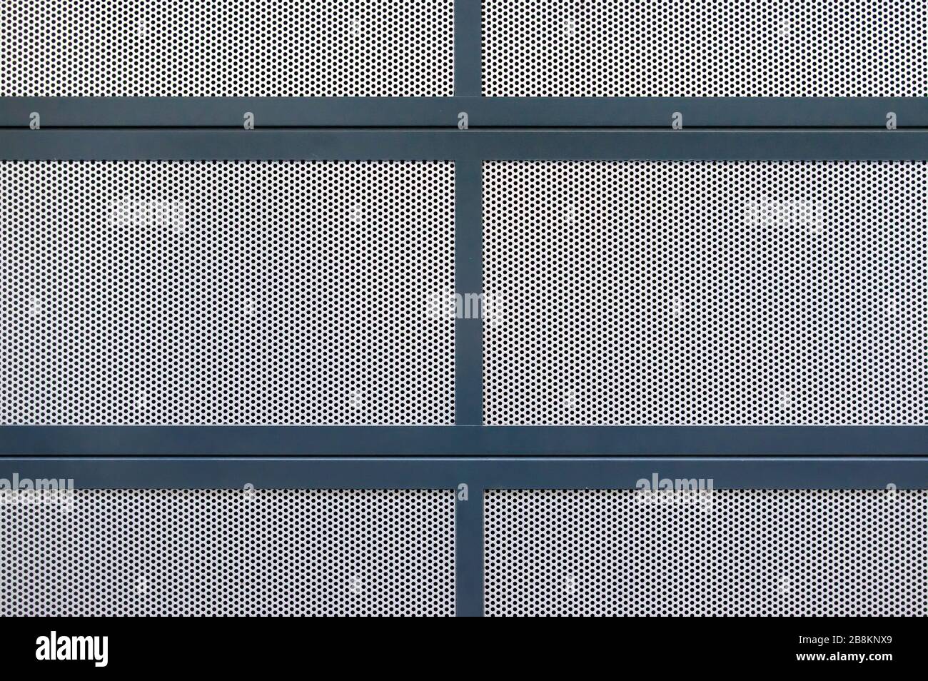 Sezione di un coperchio costituito da più piastre di lamiera forata in argento, bordate con profili metallici verniciati blu Foto Stock