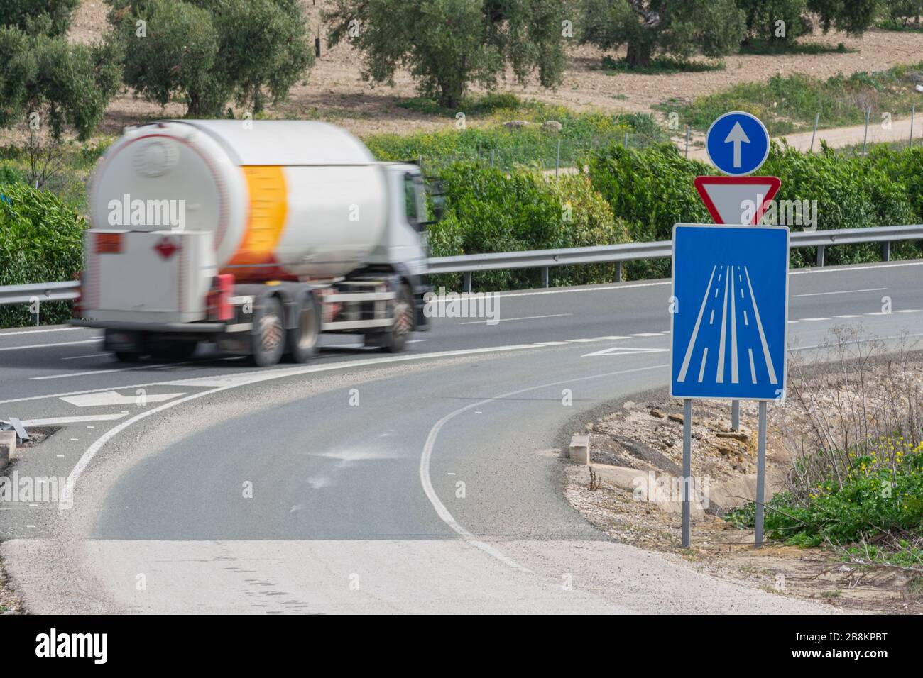Autocisterna a gas con merci pericolose in movimento che circolano in autostrada Foto Stock