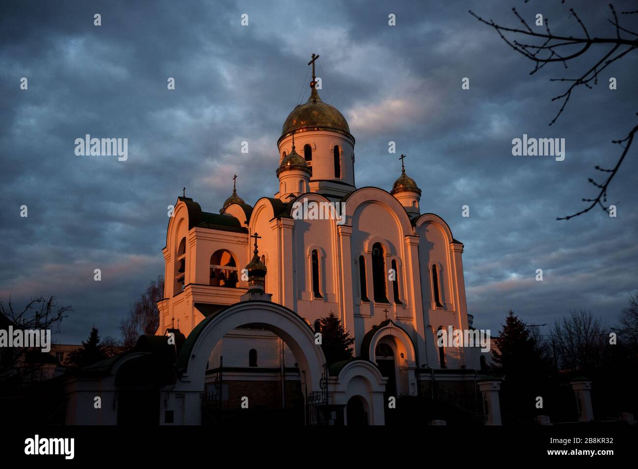 La Chiesa della Natività al tramonto a Tiraspol. La Transnistria o Pridnestrovie (Repubblica Moldavia Pridnestroviana) è uno stato di fatto tra Moldavia e Ucraina che ha dichiarato la sua indipendenza dalla Moldavia nel 1990, con una guerra civile durata fino al 1992. Nessuno stato membro dell’Onu riconosce Pridnestrovie, ma mantiene la sua autonomia funzionale con il sostegno militare ed economico della Russia. Foto Stock