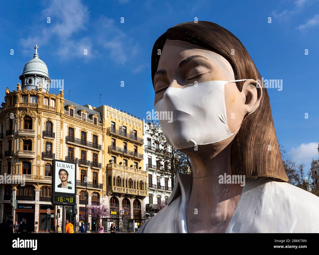 Scultura del 2020 annullato Las Fallas festival a Valencia indossando una maschera improvvisata per proteggerla contro Covid 19 virus.Spain. Foto Stock