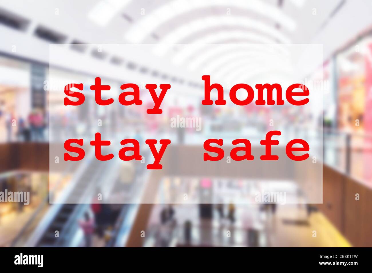 Rimani a casa concetto sicuro con l'immagine sfocata del centro commerciale e del testo rosso. Trascorrere il tempo di qualità a casa durante la quarantena pandemica di Coronavirus Foto Stock