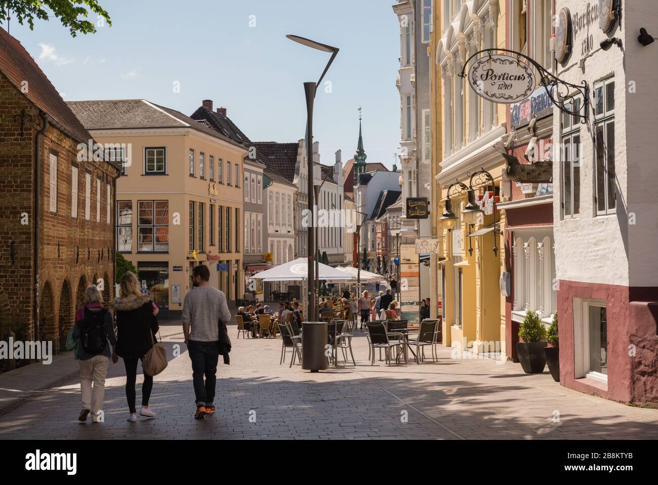 Zona pedonale con centro commerciale nella città di Flensburg sul fiordo di Flenburg, città di confine con la Danimarca, Schleswig-Holstein, Germania del Nord, Europa, Foto Stock