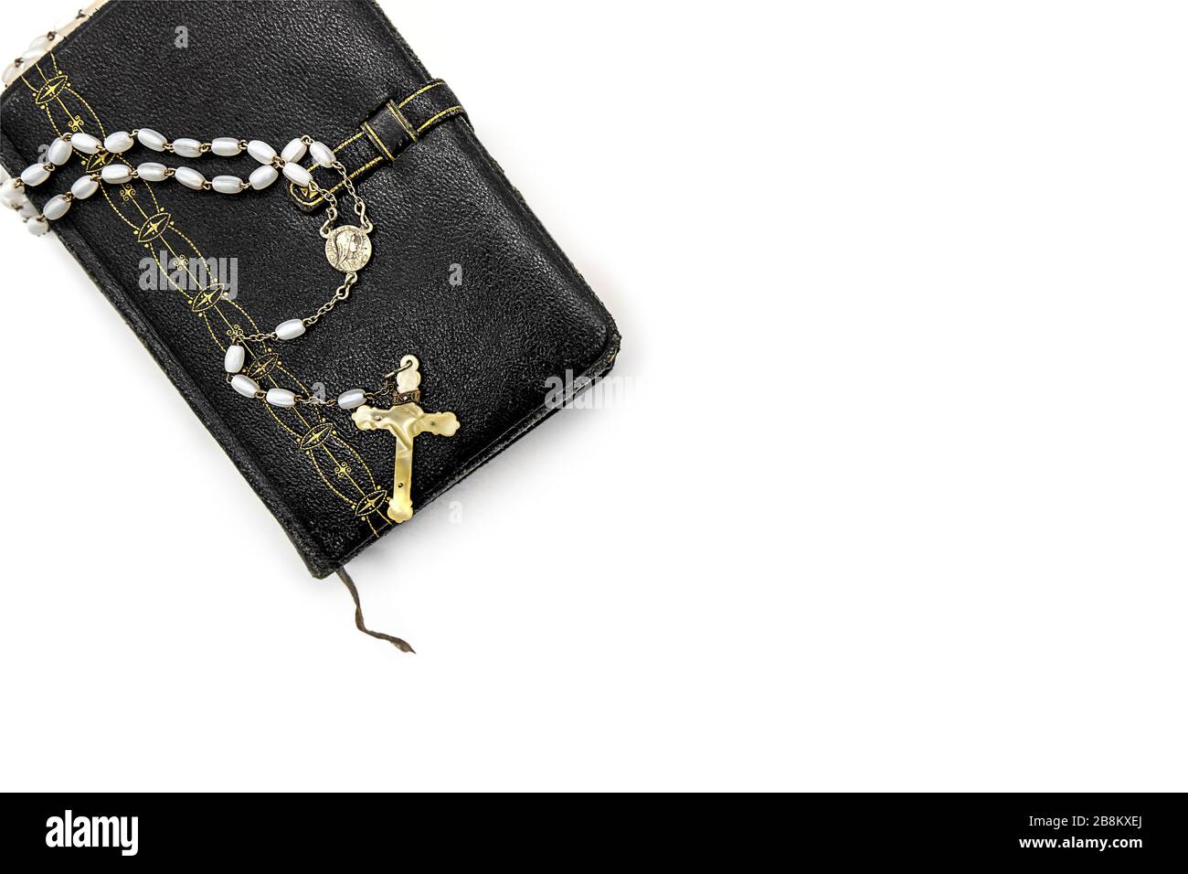 antico libro di preghiera, decorato con ornamenti dorati e un rosario con perle bianche e una croce d'avorio Foto Stock