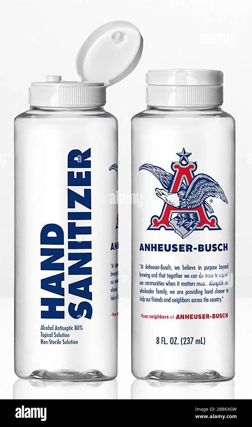 St. Louis, Stati Uniti. 22 marzo 2020. Anheuser Busch/InBev ha annunciato che l'azienda sta ora facendo igienizzatore a mano per affrontare i problemi di Coronavirus a St. Louis Domenica, 22 marzo 2020. Il loro prodotto viene prodotto per soccorritori e operatori di prima linea. Foto di Anheuser Busch/InBev /UPI Credit: UPI/Alamy Live News Foto Stock