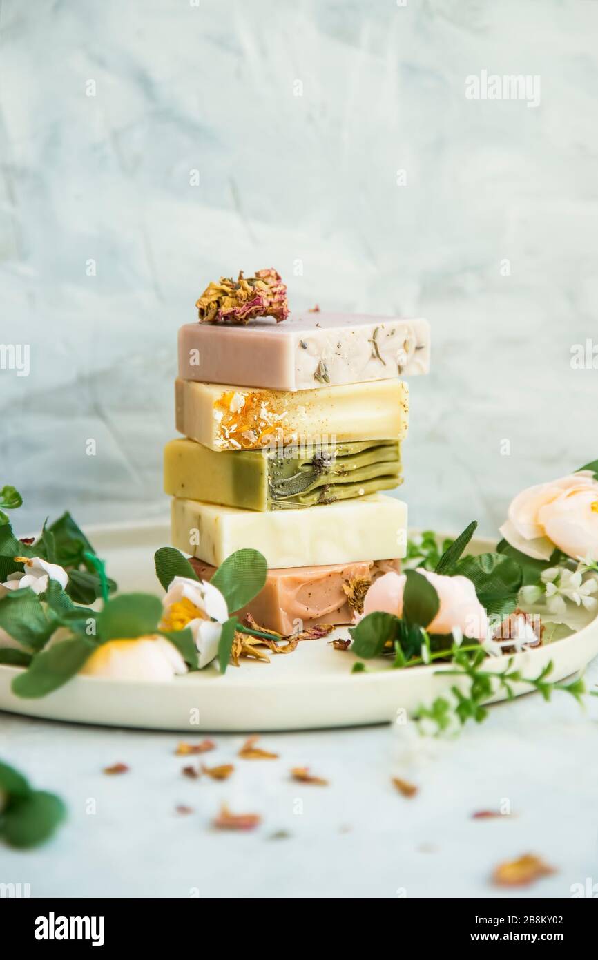 Fatti a mano naturale saponette con fiori, spa sapone organico Foto Stock