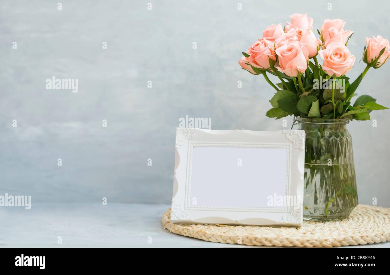 Bouquet rosa di rose in vaso con cornice spazio copia Foto Stock