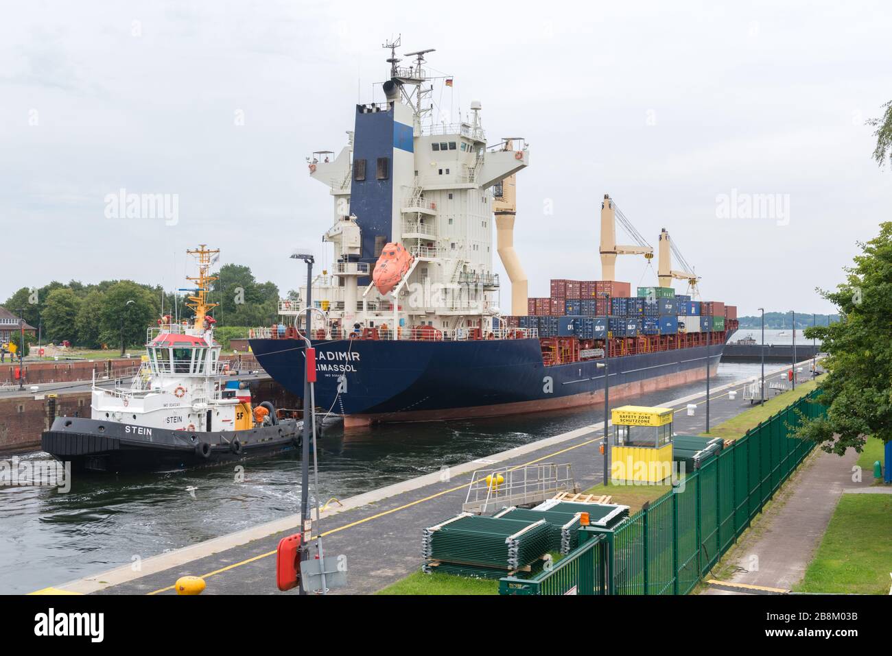 Navi da carico nelle chiuse se il canale Kial di Kiel-Holtenau, capitale della città di Kiel di Schleswig-Holstein, Germania del Nord, Europa centrale Foto Stock