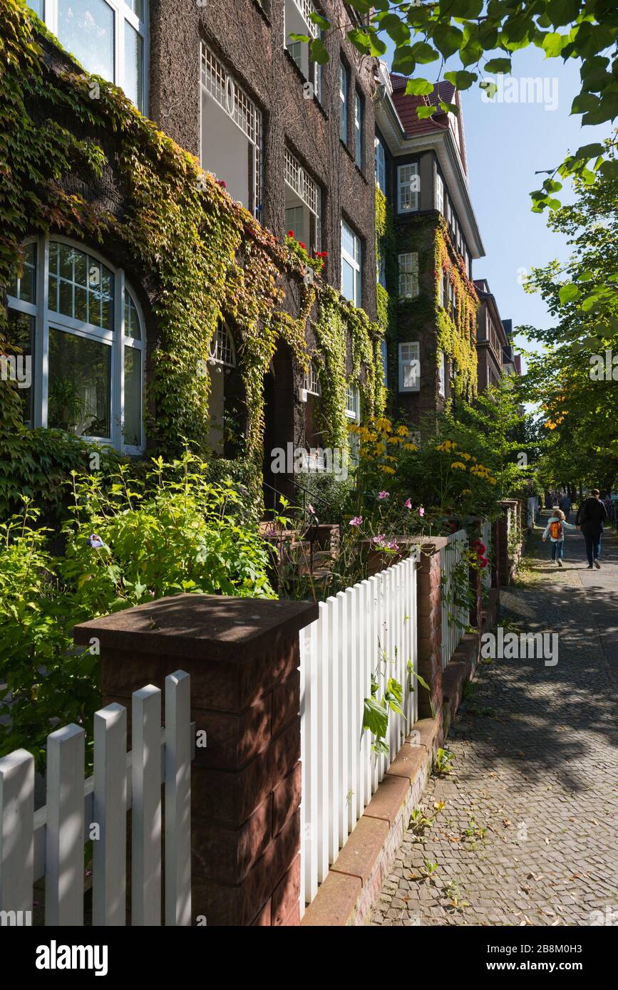 Esmarch Strasse, quartiere residenziale superiore di Kiel, capitale dello Schleswig-Holstein, Germania del Nord, Europa Centrale Foto Stock