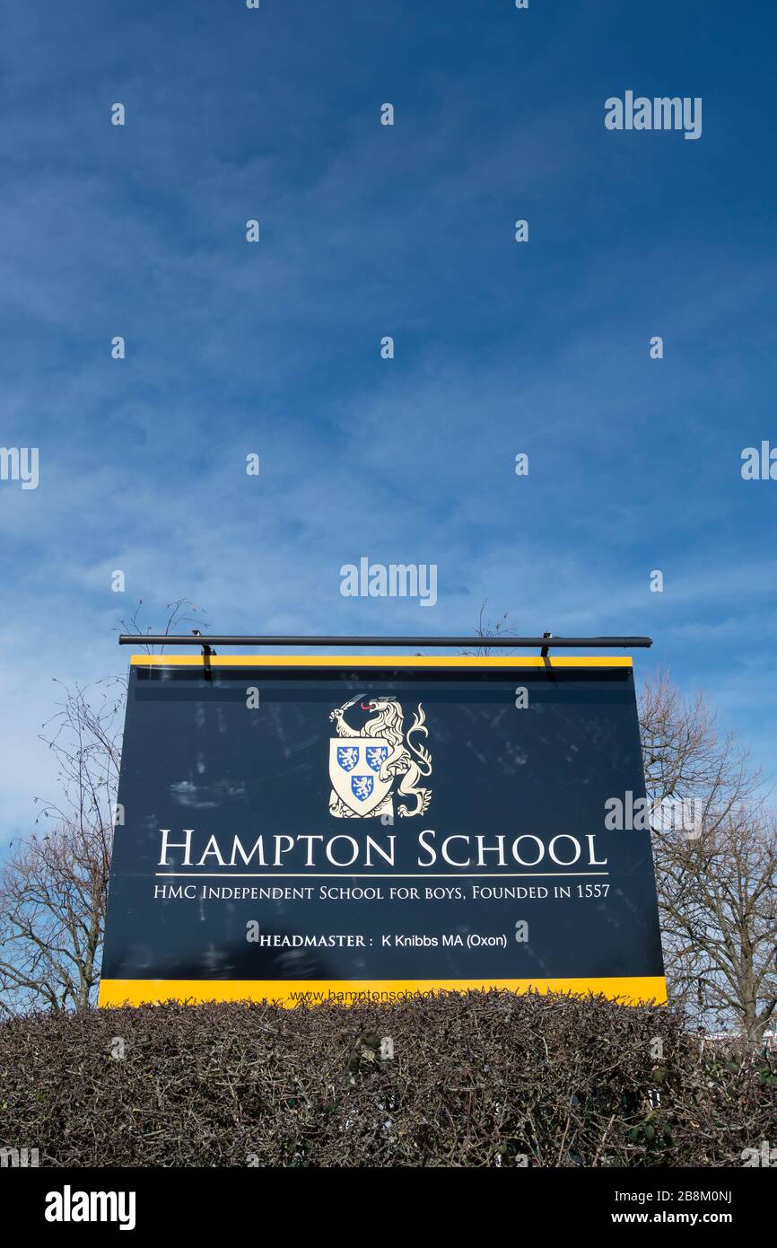 insegna all'esterno della scuola hampton, una scuola indipendente per ragazzi, a hampton, middlesex, inghilterra Foto Stock