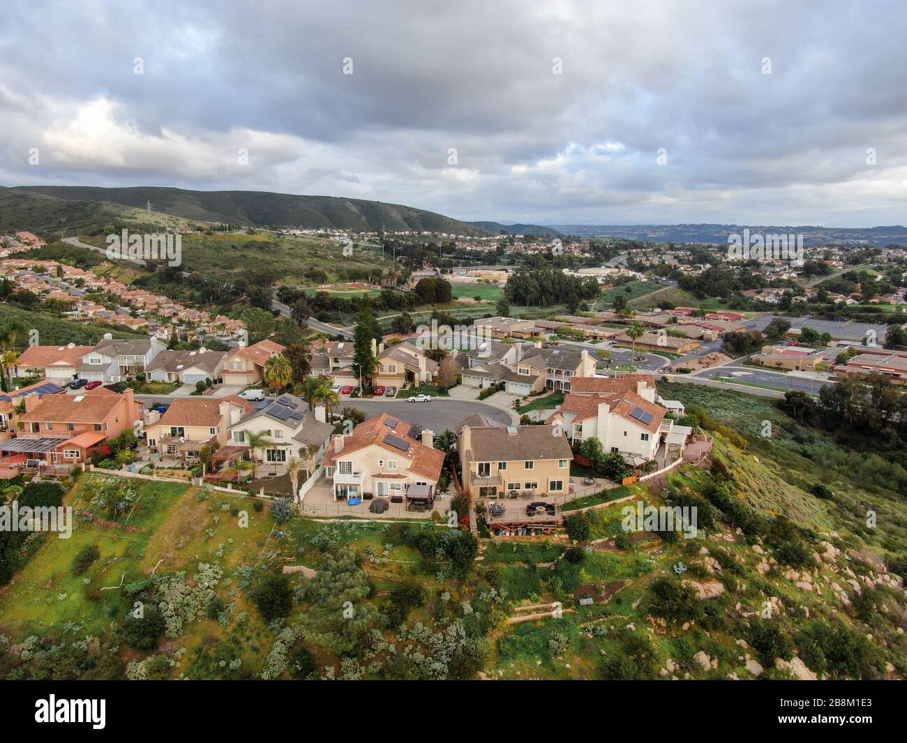 Vista aerea del quartiere della classe media superiore con case di suddivisione residenziale durante il giorno nuvolato a San Diego, California, Stati Uniti. Foto Stock