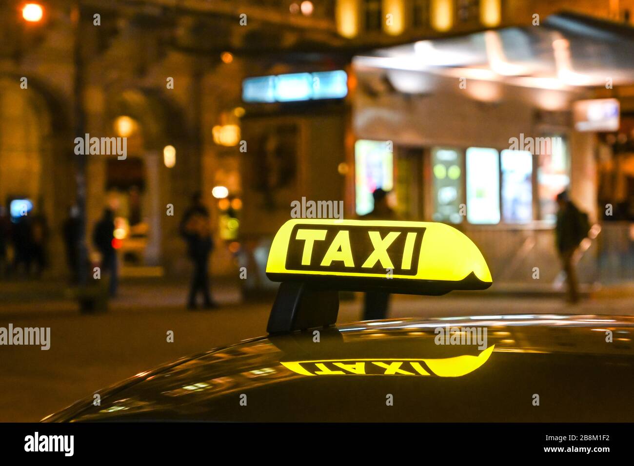 VIENNA, AUSTRIA - NOVEMBRE 2019: Cartello illuminato sul tetto di un taxi di notte nel centro di Vienna Foto Stock