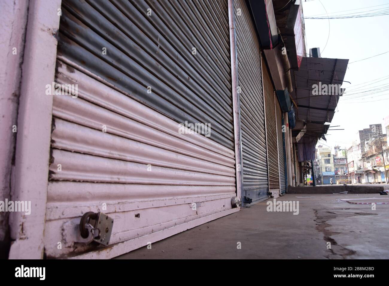 Prayagraj, India. 22 marzo 2020. Prayagraj: Una visione del mercato chiuso durante il "Janata Curfew" a Prayagraj domenica 22 marzo 2020. Il primo ministro Narendra modi ha chiesto il "coprifuoco janata" o la quarantena autoimposta per rompere la catena delle infezioni da coronavirus, che secondo l'Organizzazione Mondiale della Sanità (OMS) si è diffusa attraverso il contatto persona-a-persona e le goccioline respiratorie. (Foto di Prabhat Kumar Verma/Pacific Press) Credit: Pacific Press Agency/Alamy Live News Foto Stock