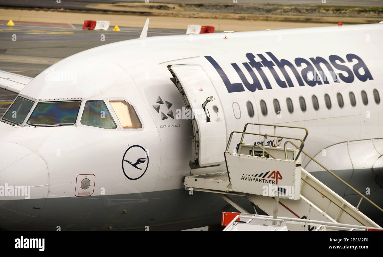Nizza, Francia - Gennaio 2018: Primo piano di un aereo di linea Lufthansa con scale per aerei attaccate alla sua porta Foto Stock