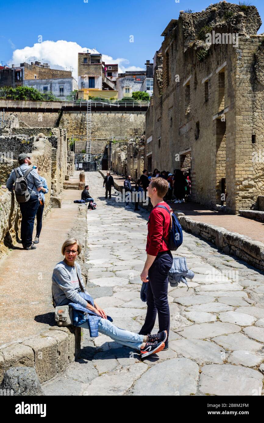 Turisti che esplorano le rovine di Ercolano, Campania, Italia. Foto Stock