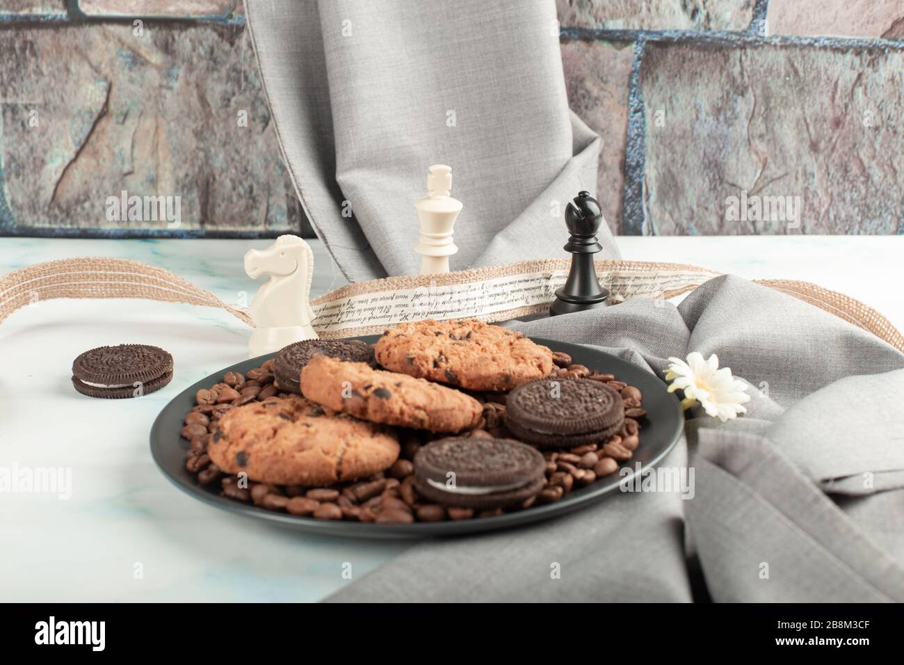 Biscotti scuri e zuccherati in un piatto Foto Stock