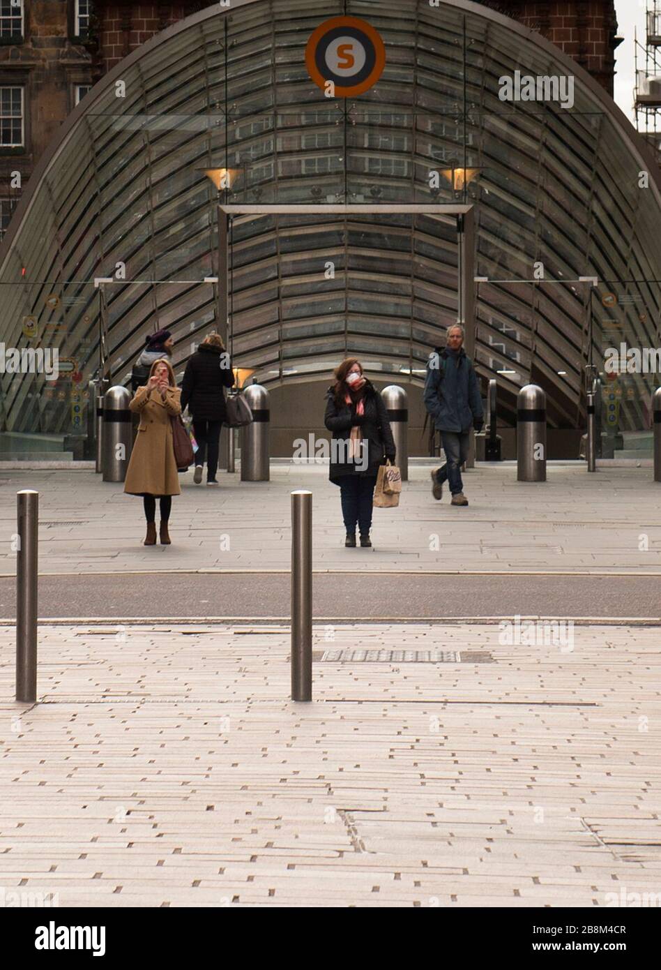 Glasgow, Regno Unito, 21 marzo 2020, una donna in Buchanan Street nel centro della città di Glasgow negozi in un sabato di solito occupato durante l'epidemia di coronavirus Covid 19 a Glasgow, Scozia, Regno Unito. Credito: Iona Shepherd Foto Stock