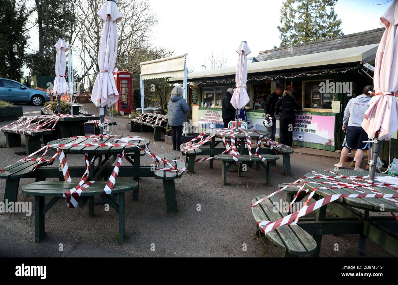 I tavoli da picnic in una sala da tè al British Camp nelle Malvern Hills sono coperti di nastro come i consigli turistici in tutto il Regno Unito hanno esortato la gente a rispettare i consigli del governo sulle distanze sociali e viaggi inutili come molti continuano a andare in vacanze pre-pianificate. Foto Stock