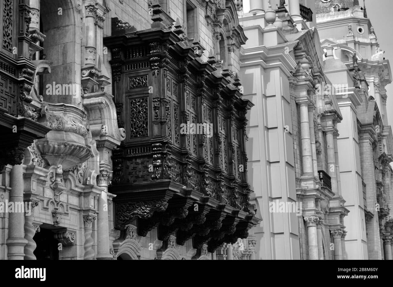 Bella finestra in legno del palazzo episcopale e la facciata della cattedrale di Lima. Perù Foto Stock