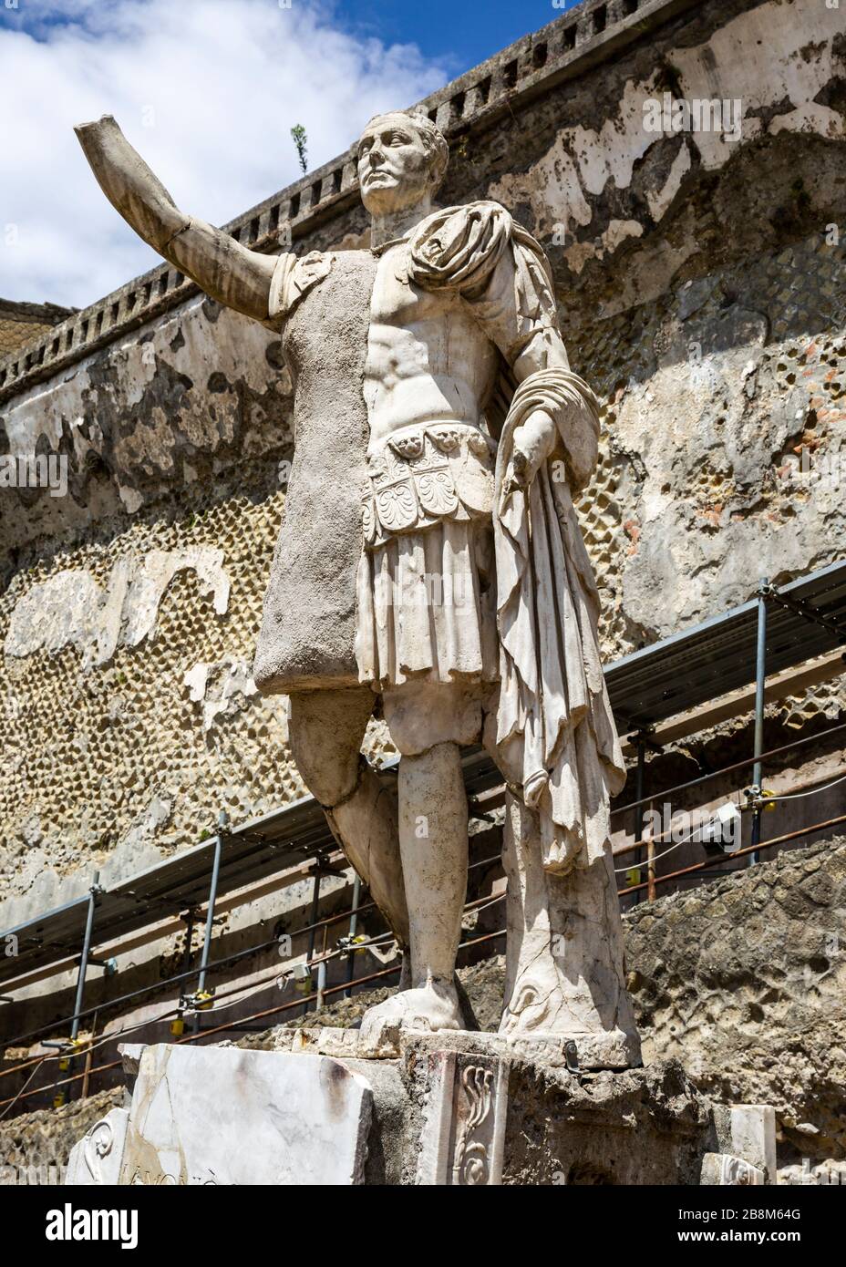 Statua del Proconsole Marcus Nonia Balba parte dell'altare di marmo, Ercolano, Campania, Italia. Foto Stock