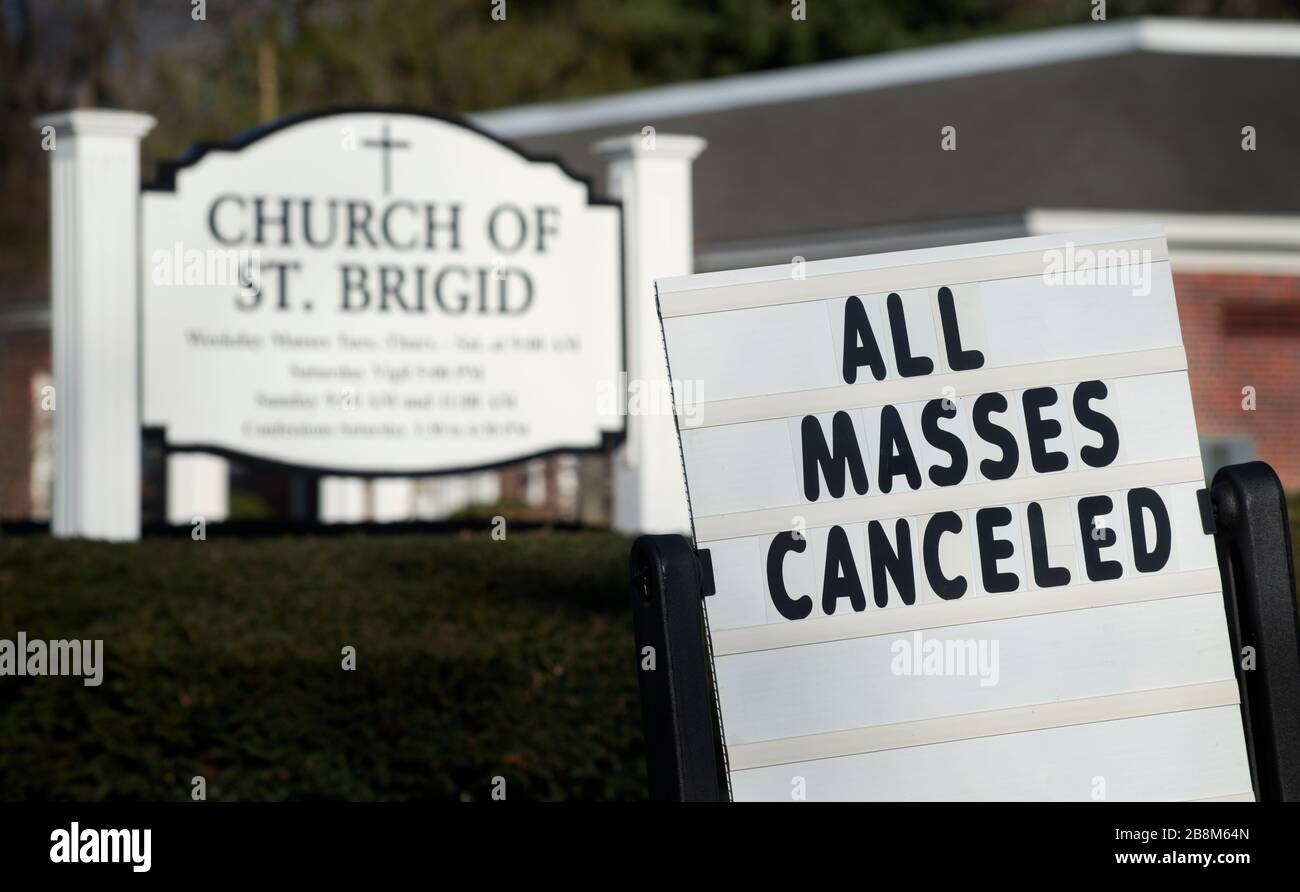 Lexington, Massachusetts, Stati Uniti. 22 marzo 2020. Chiesa cattolica di Santa Bridget, Lexington, ma, USA. Chiesa vuota in una primavera Domenica mattina. A causa del Coronavirus tutte le masse e i servizi religiosi sono stati sospesi fino a nuovo avviso. Lexington, 33,000 abitanti, è una città a meno di 7 miglia a nord-ovest di Boston, ma, ed è conosciuto come il luogo dove è stato sparato il primo colpo della guerra rivoluzionaria americana. Credit: Chuck Nacke/Alamy Live News Foto Stock