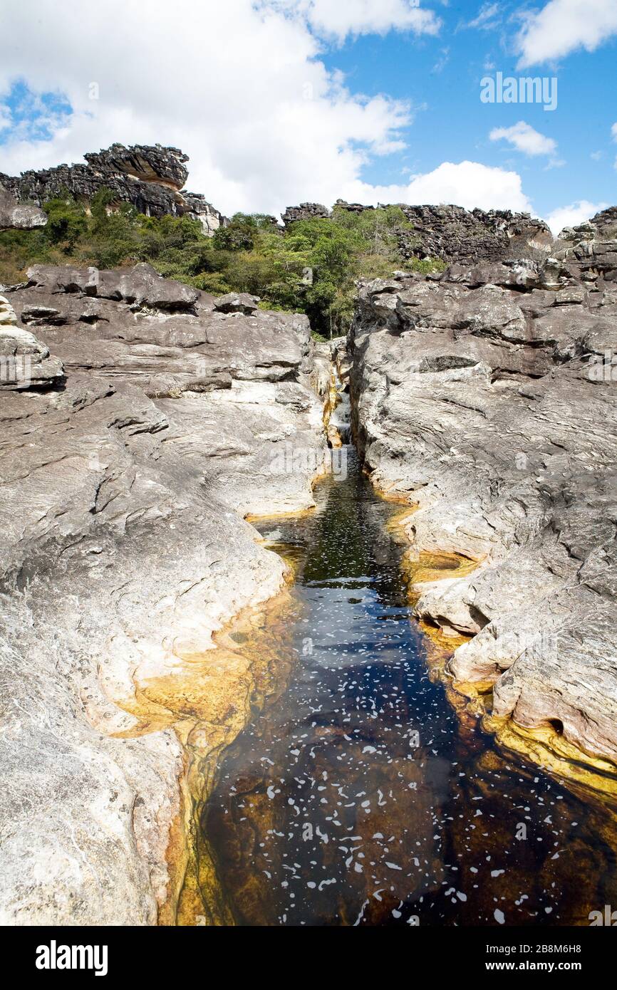 Córrego encaixado em falha, diáclase, Stream Fit in Faw, Diáclase, Rio Preto state Park, São Gonçalo do Rio Preto, Minas Gerais, Brasile Foto Stock
