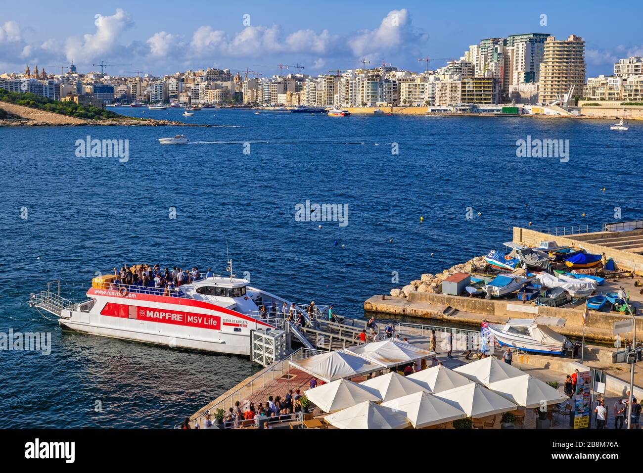 Valletta, Malta - Otctober 12, 2019: Persone che entrano e lasciano il traghetto VFS tra la città di Valletta e Sliema città nel porto di Marsamxett nel Foto Stock