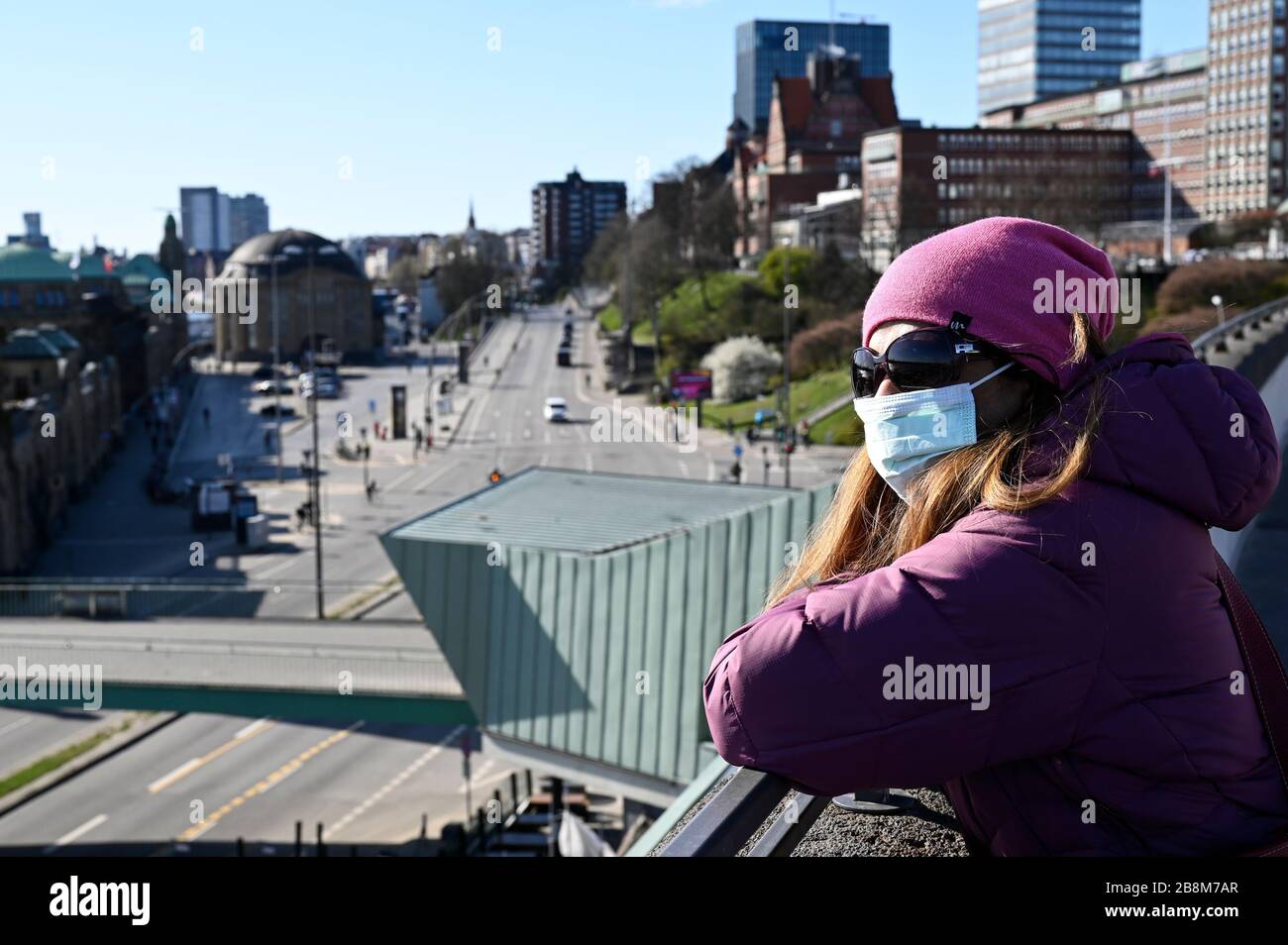 GERMANIA, Amburgo, Corona Virus, COVID-19 , strade vuote al fiume Elbe e Landungsbrücken, donna con maschera protettiva, maschera respiratore Foto Stock