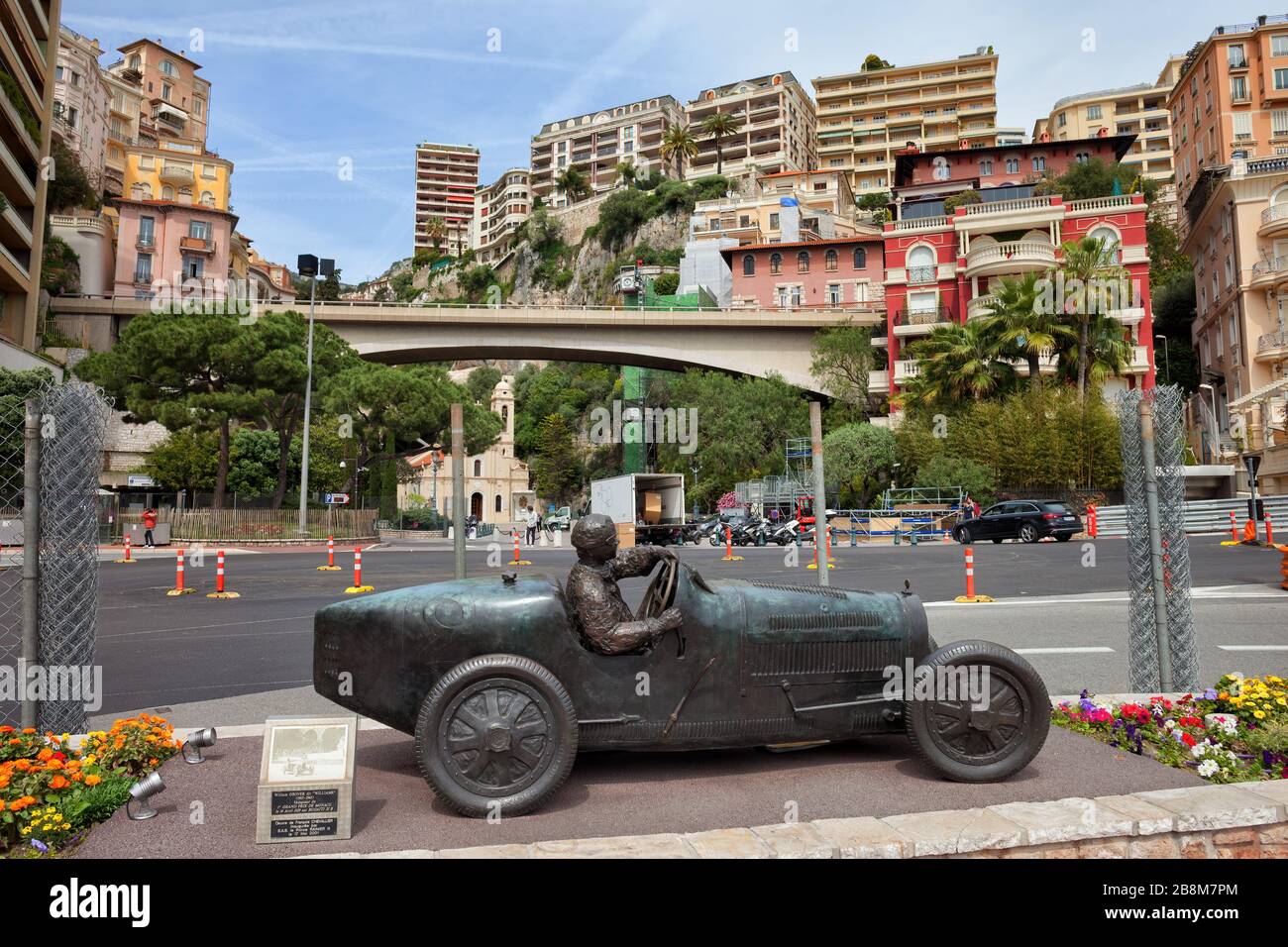 Principato di Monaco - 16 aprile 2018: Statua di William Grover (WILLIAMS) nel suo Bugatti 35B, vincitore del primo Gran Premio di Monte Carlo 1929 Foto Stock