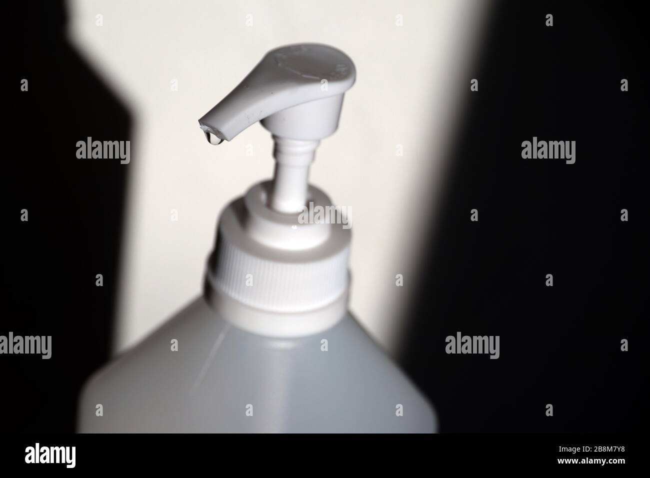Disinfettante per le mani per coronavirus flacone erogatore di gel imbevuto di alcol per l'igiene delle mani prevenzione sanitaria. Covid-19. Foto Stock