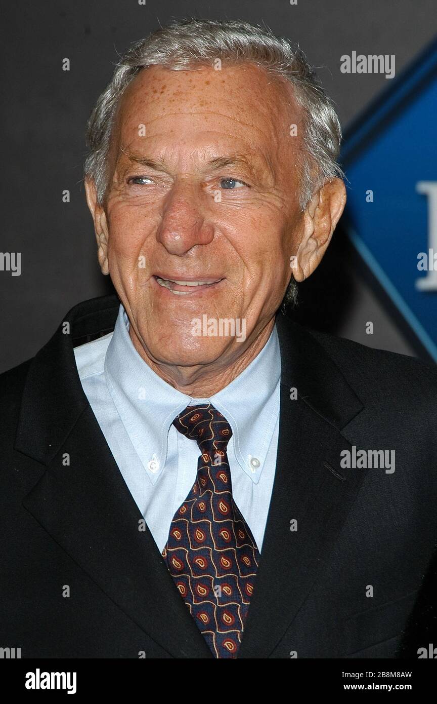 Jack Klugman al 'Mary Poppins' 40° anniversario Special Edition DVD Pre-Premiere Gala tenuto presso l'El Capitan a Hollywood, California. L'evento si è svolto martedì 30 novembre 2004. Photo by: SBM / PictureLux - file Reference n. 33984-10906SBMPLX Foto Stock