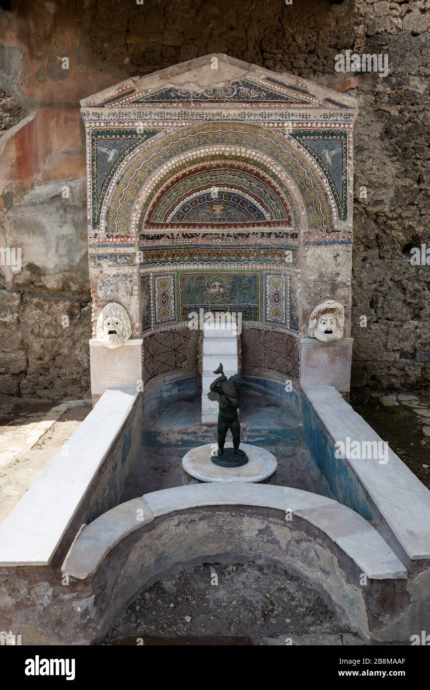 Resti di una fontana romana a mosaico, Pompei, Campania, Italia. Foto Stock