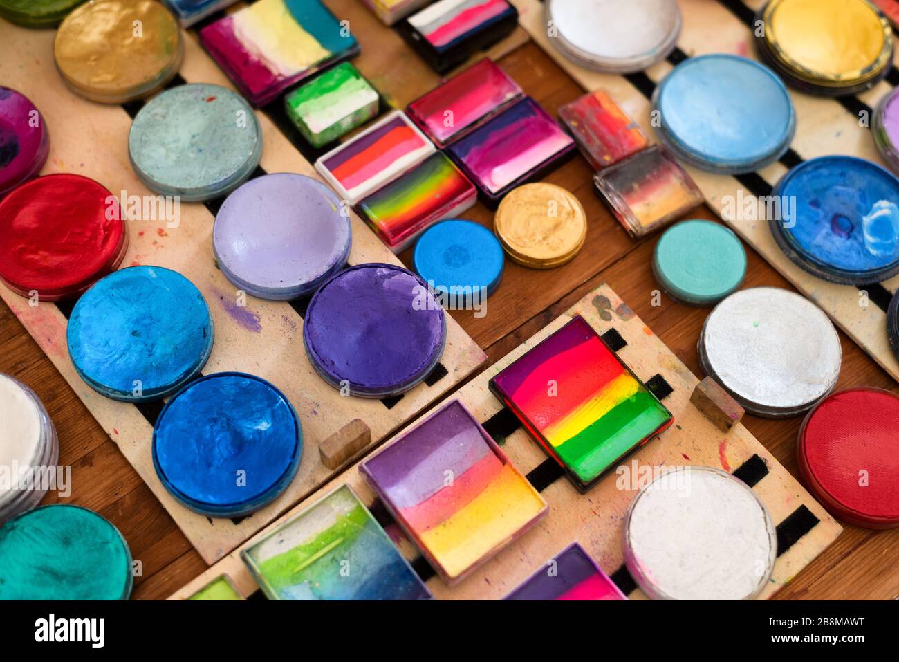Molti colori organizzati su un tavolo della scuola creando uno sfondo colorato. Pittura o decorazione concetto. Foto Stock