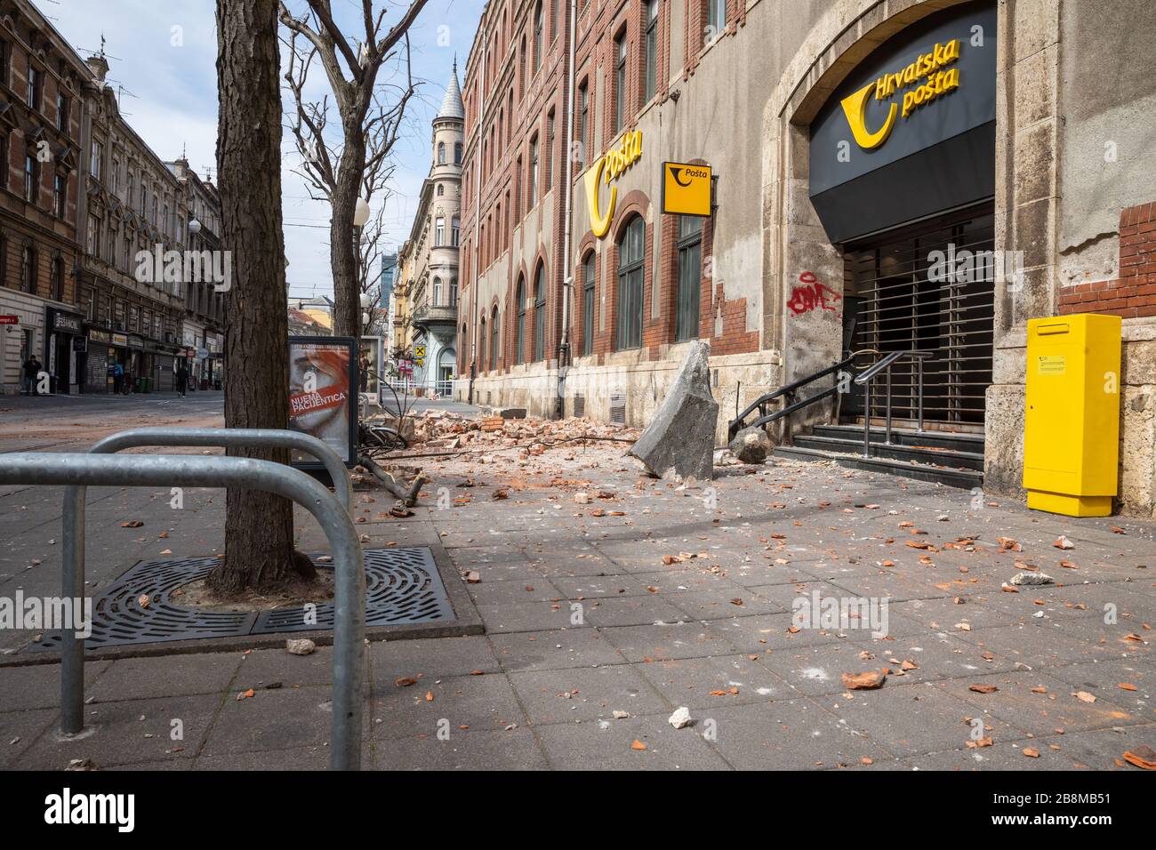 Terremoto nel centro di Zagabria, parte del tetto cadde nella strada Foto Stock