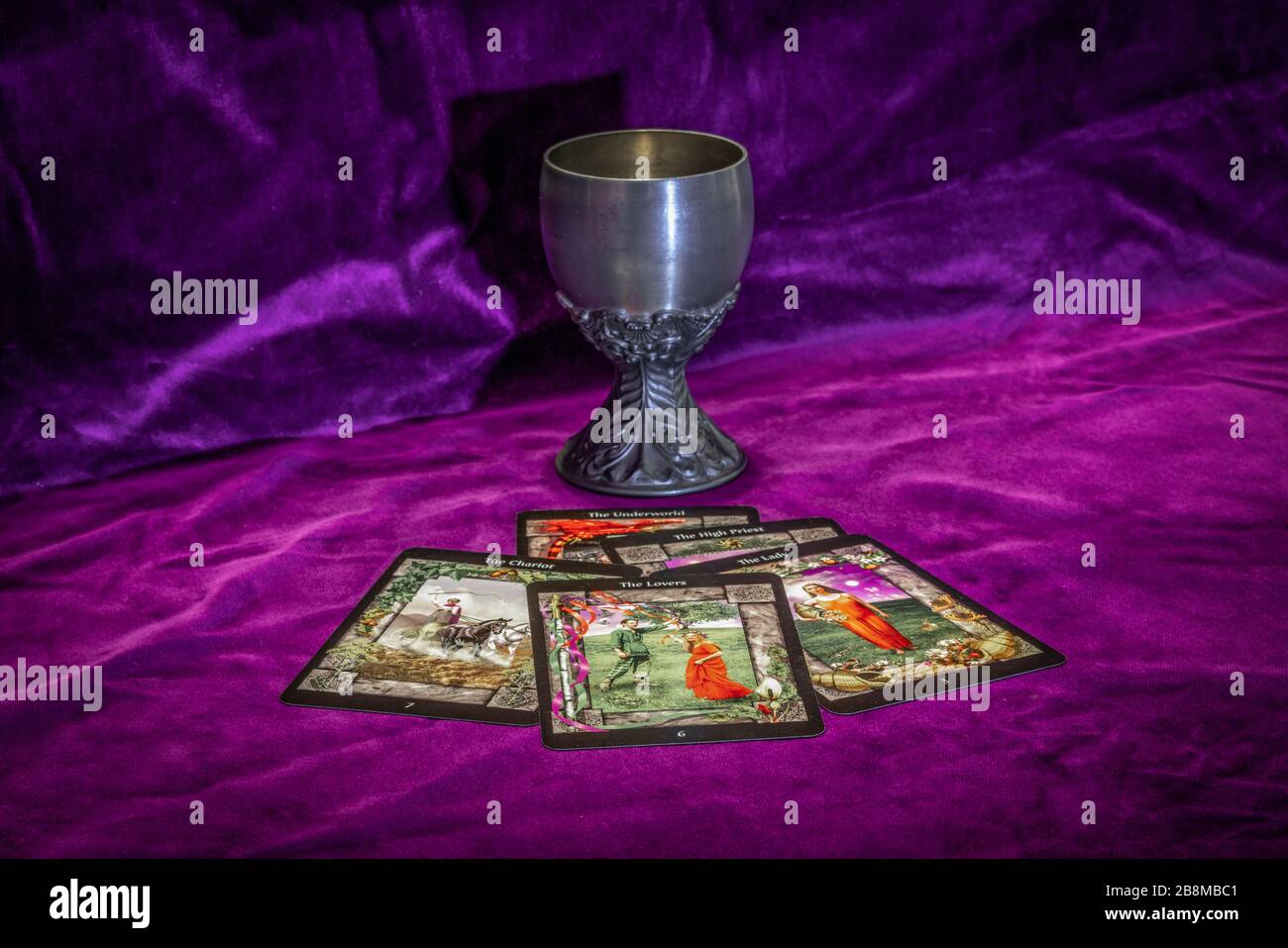 Un calice di stagno e le carte dei Tarocchi - simbolo per la narrazione della fortuna Foto Stock