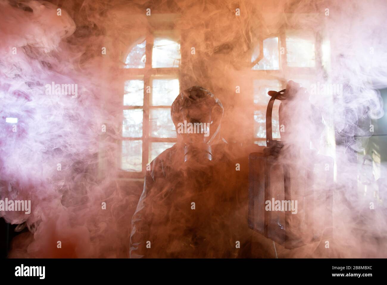 Sopravvivenza post apocalittica in maschera di gas nel fumo. Disastro ambientale, concetto di armageddon. Foto Stock