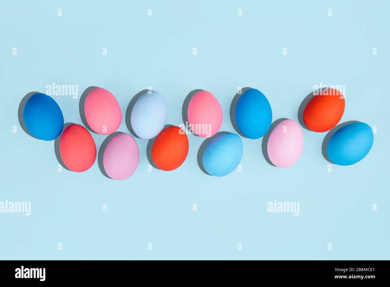 Uova dipinte su sfondo color pastello. Foto Stock