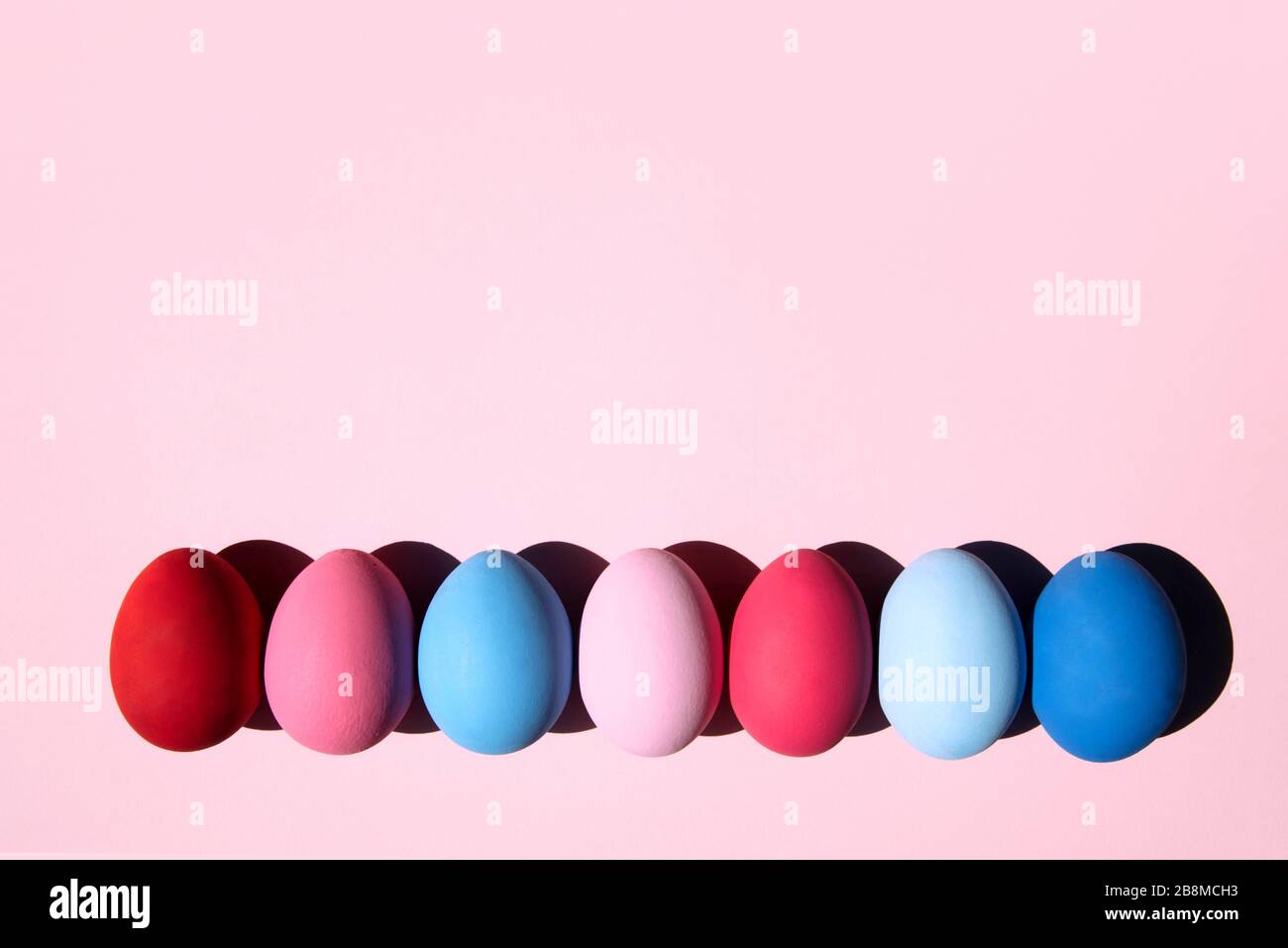 Uova dipinte su sfondo color pastello. Foto Stock