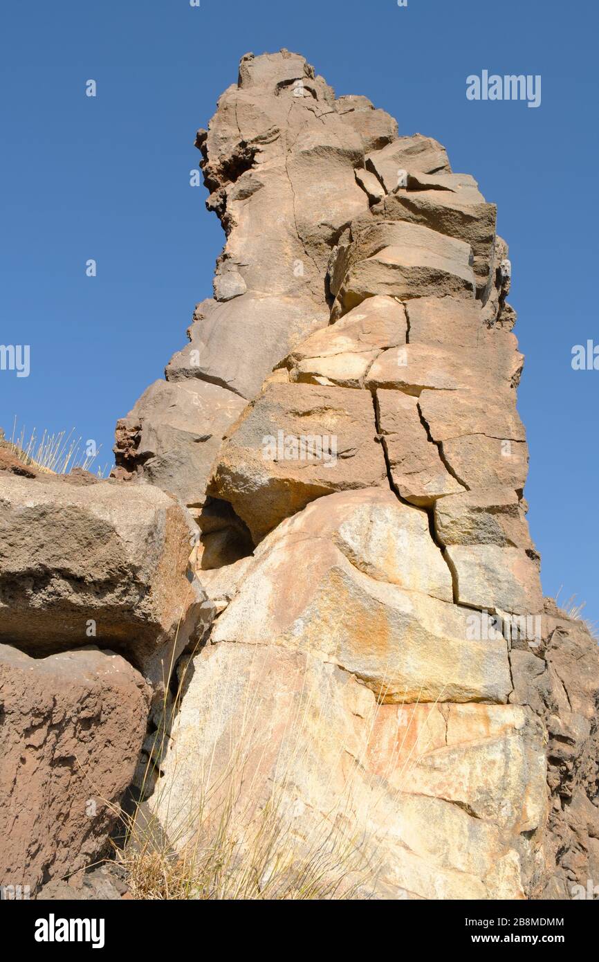 pinnacolo di formazione rocciosa magmatica nel Parco dell'Etna, Sicilia Foto Stock