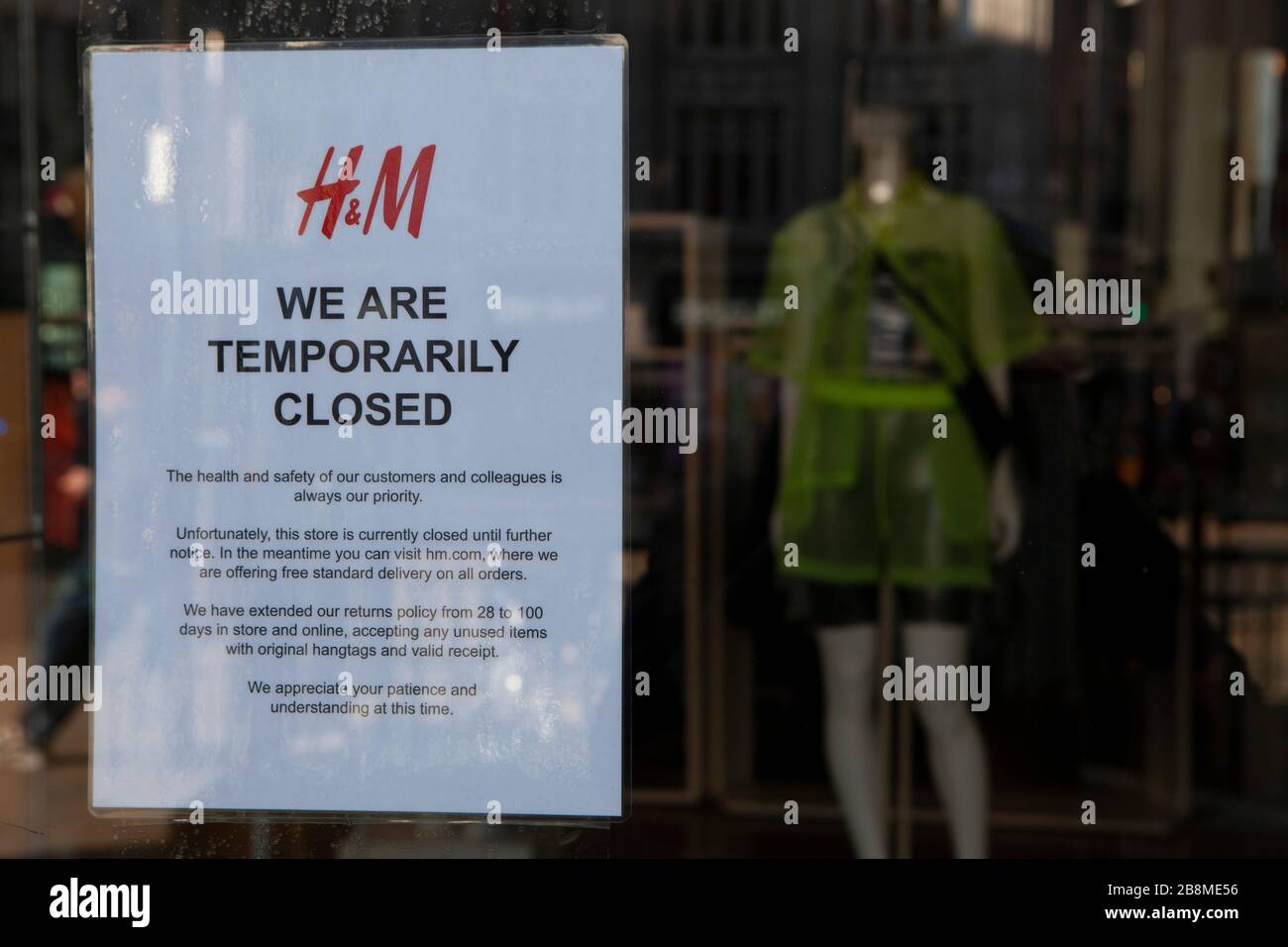 Londra, Regno Unito. 22 marzo 2020. H&M's flagship store on Oxford Street è chiuso fino a nuovo avviso a causa della pandemia di coronavirus. Il consiglio di distanziamento sociale per ridurre la diffusione del virus COVID-19 ha indotto la maggior parte delle catene e dei grandi magazzini a chiudere le porte agli acquirenti e a mettere la loro attività online. Credit: Anna Watson/Alamy Live News Foto Stock