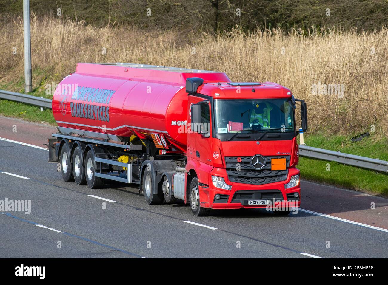 Montgomery Tank Services Ltd. Autocarri di trasporto, camion cisterna, trasporto, camion, cargo cargo, Red Mercedes Benz Actros Vehicle, trasporto commerciale europeo, industria, M61 a Manchester, Regno Unito Foto Stock