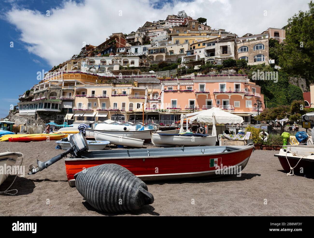 Piccole barche trasportate sulla spiaggia di Positano, Campania, Italia. Foto Stock