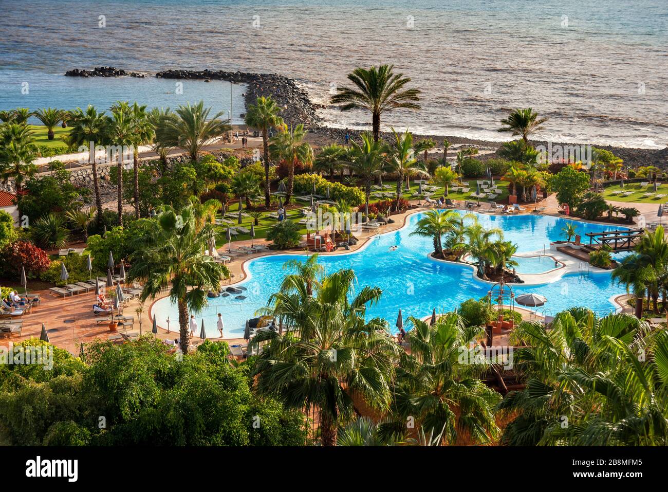 Piscina e spiaggia dello Sheraton la Caleta Resort & Spa Costa Adeje Tenerife Island, Isole Canarie, Spagna Foto Stock