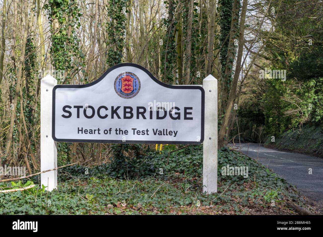 Segnale di confine per Stockbridge a Hampshire Village, Stockbridge, Hampshire, Inghilterra, Regno Unito. Foto Stock