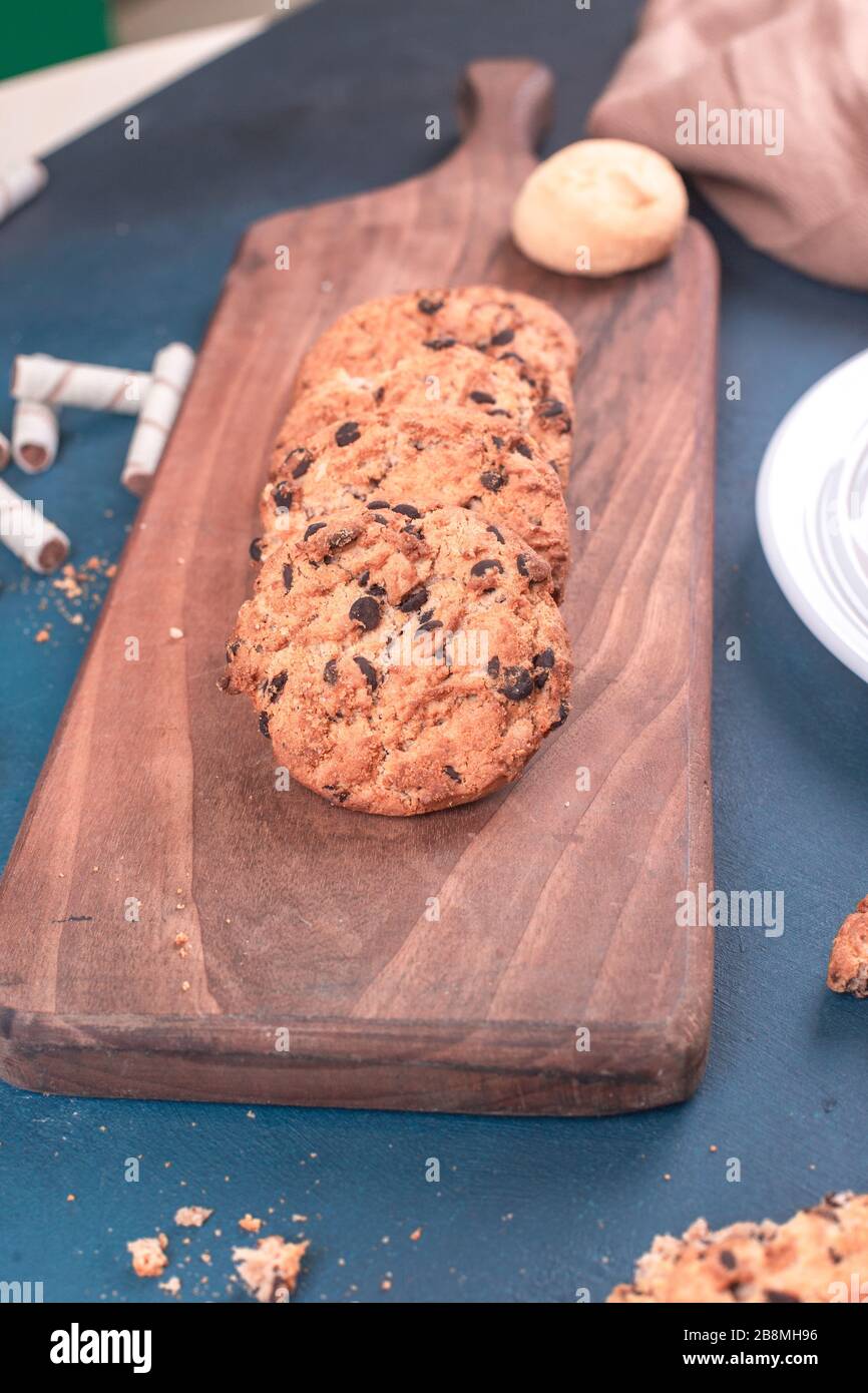 Biscotti di farinata d'avena in fila su un tagliere Foto Stock