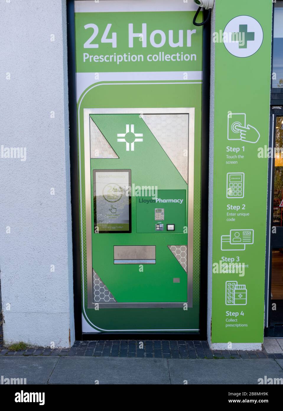 24 ore distributore automatico di prescrizione presso Lloyds Pharmacy, Totton, Hampshire, Inghilterra, Regno Unito Foto Stock