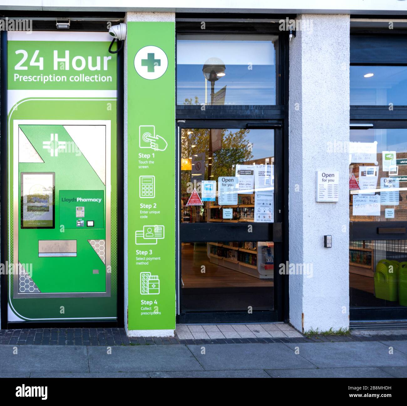 24 ore distributore automatico di prescrizione presso Lloyds Pharmacy, Totton, Hampshire, Inghilterra, Regno Unito Foto Stock